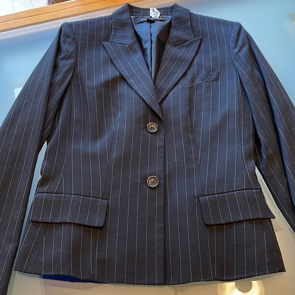 Anne Klein Blue pencil skirt suit, white pin stripe 2 button jacket - Picture 12 of 16